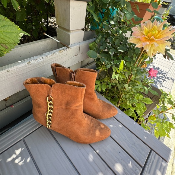 Like new 9M booties - Picture 2 of 11